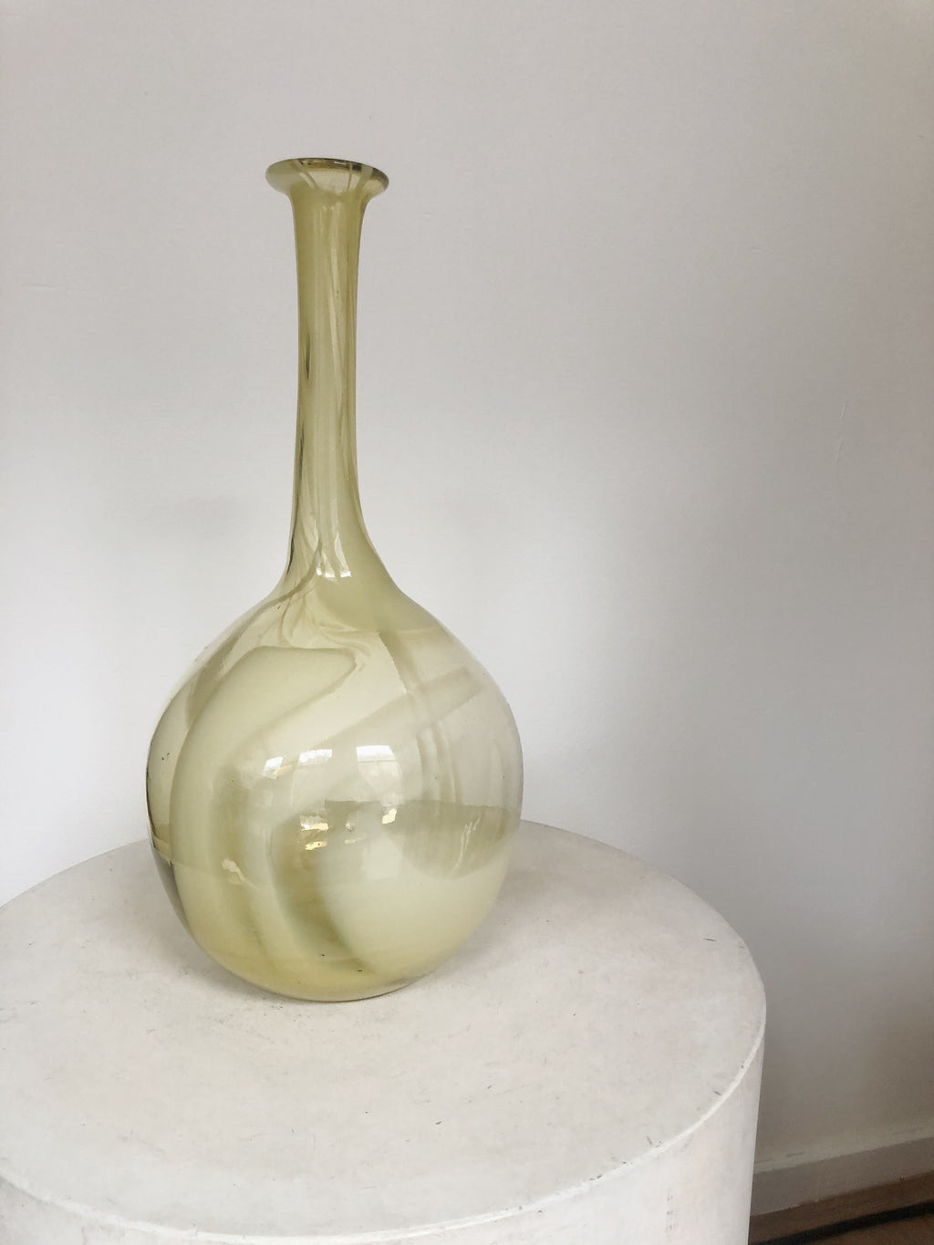 ELEGANT VINTAGE GLASS VASE